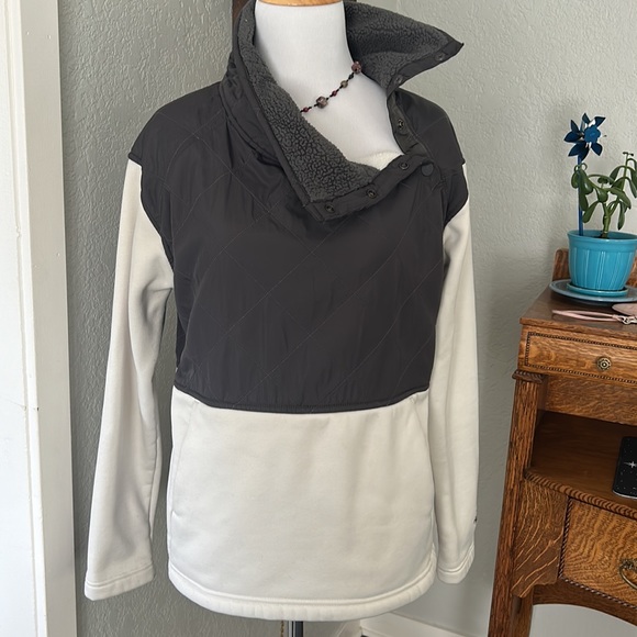 The North Face ivory/grey pullover woman’s size small - Picture 5 of 6